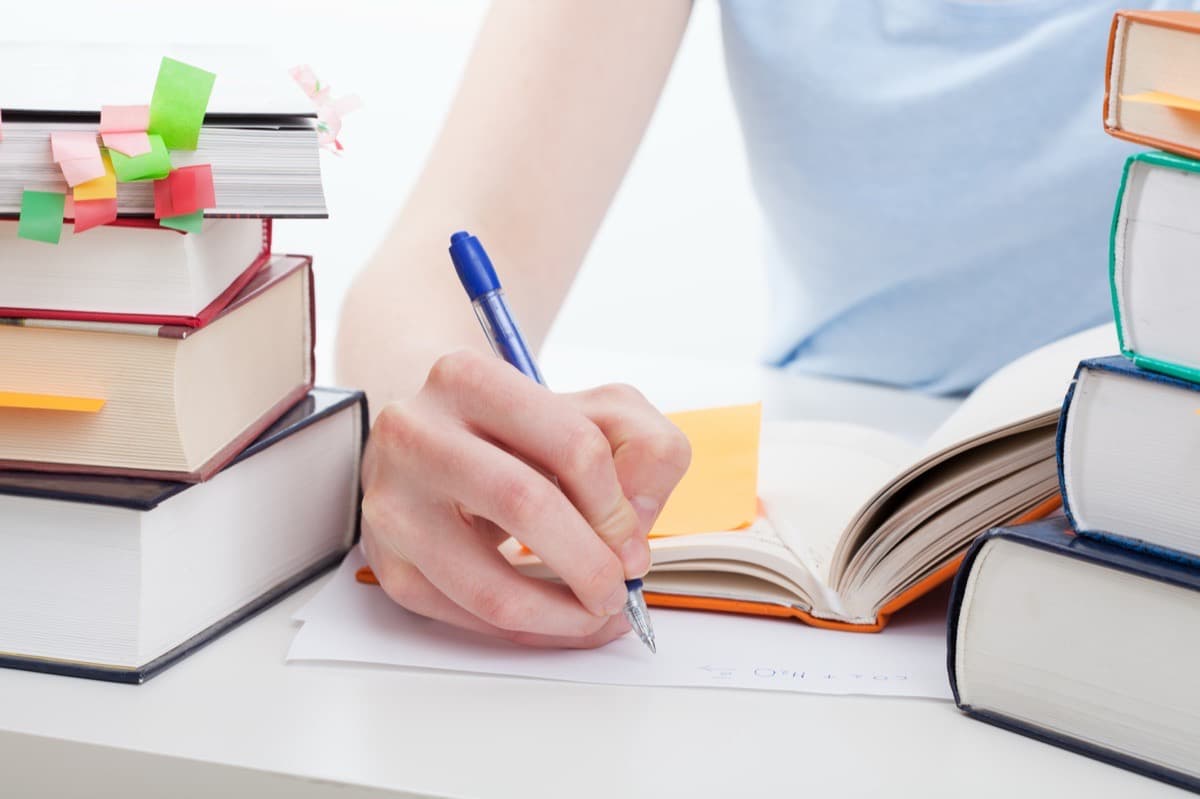 Estudante fazendo anotações